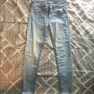Light wash American eagle skinny jeans